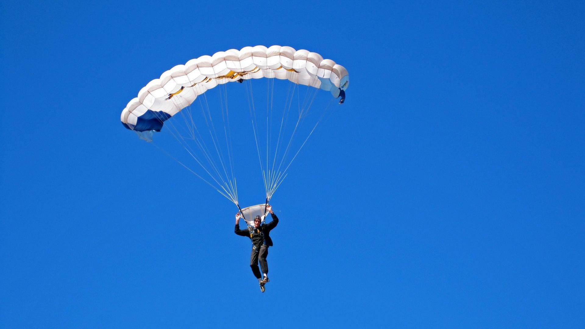 音乐节跑道侧舞台不间断 表演者与跑者互相加油